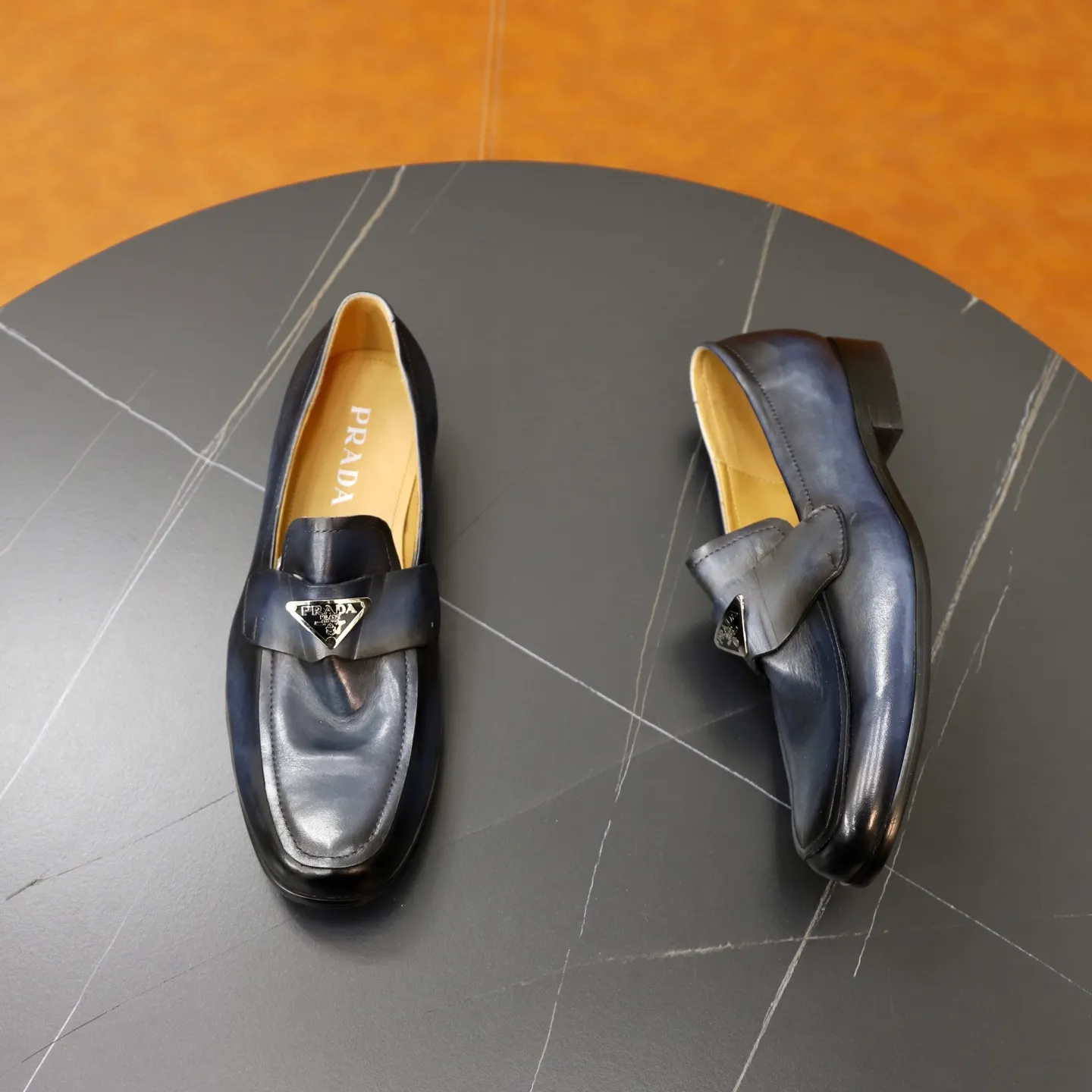 Ex-factory price: 520💰[PRADA] Prada's new casual men's shoes are launched in Hong Kong counters. Official website 1:1 production. Italian washed cowhide + water-dyed leather lining. Designed by European and American masters. Perfect shape to create counter quality, solid color rubber wear-resistant outsole and classic dazzling head! Super versatile and very comfortable. High-end without losing taste, fashionable and novel! ! Absolute focus! 3 colors available! Code number 38-45